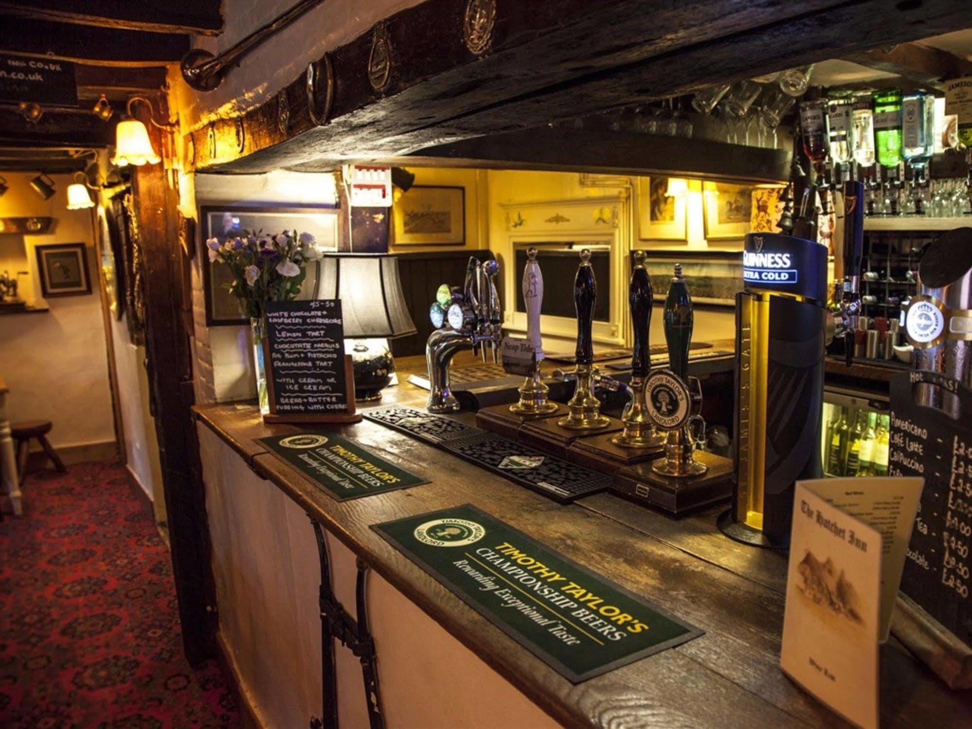 Chute The Hatchet Inn מראה חיצוני תמונה