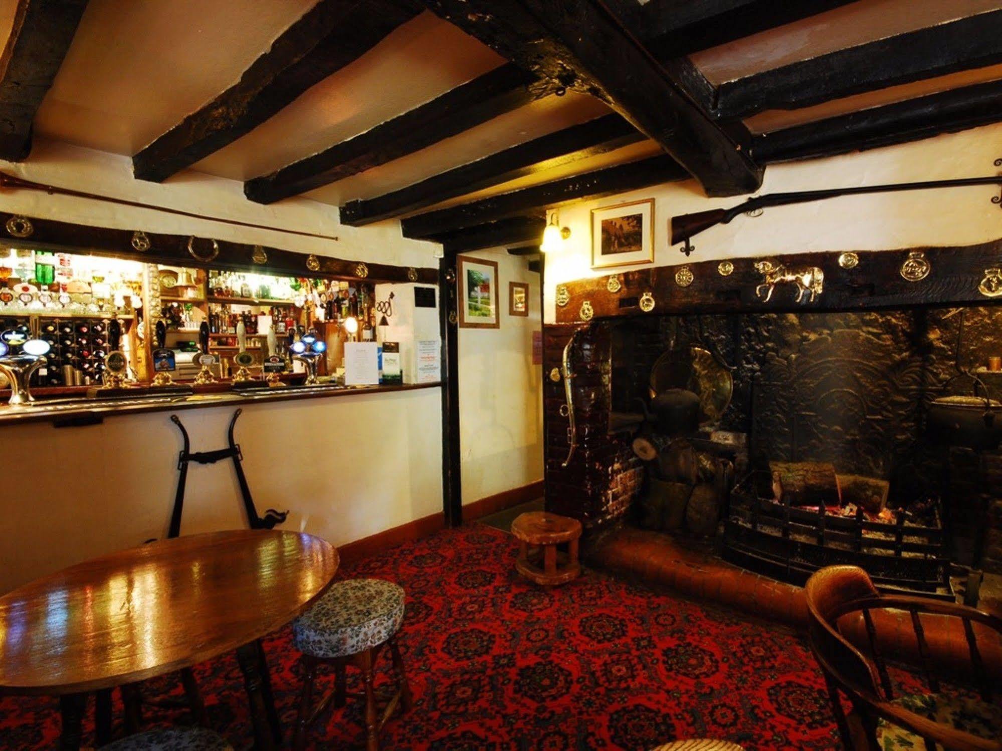 Chute The Hatchet Inn מראה חיצוני תמונה